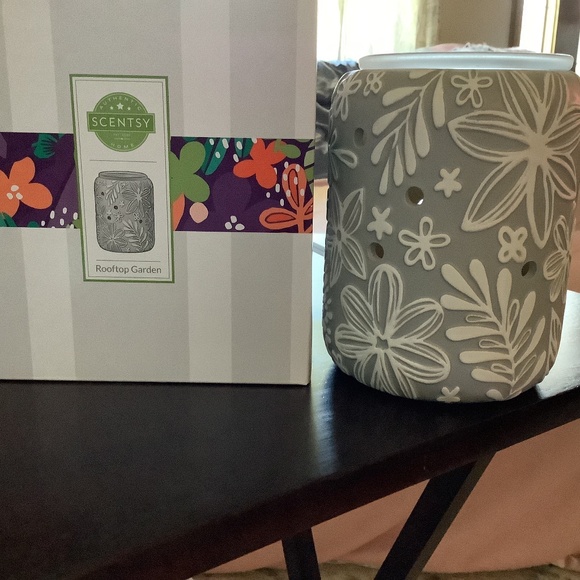 Scentsy Warmer - Picture 1 of 1